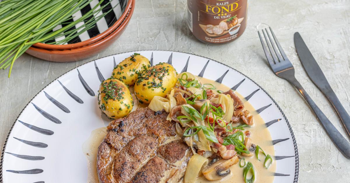 Éperlan avec une sauce aux champignons, au bacon et au jambon Ganda ...